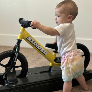 Introducción a un bebé a la diversión sobre dos ruedas con una Strider, primera parte